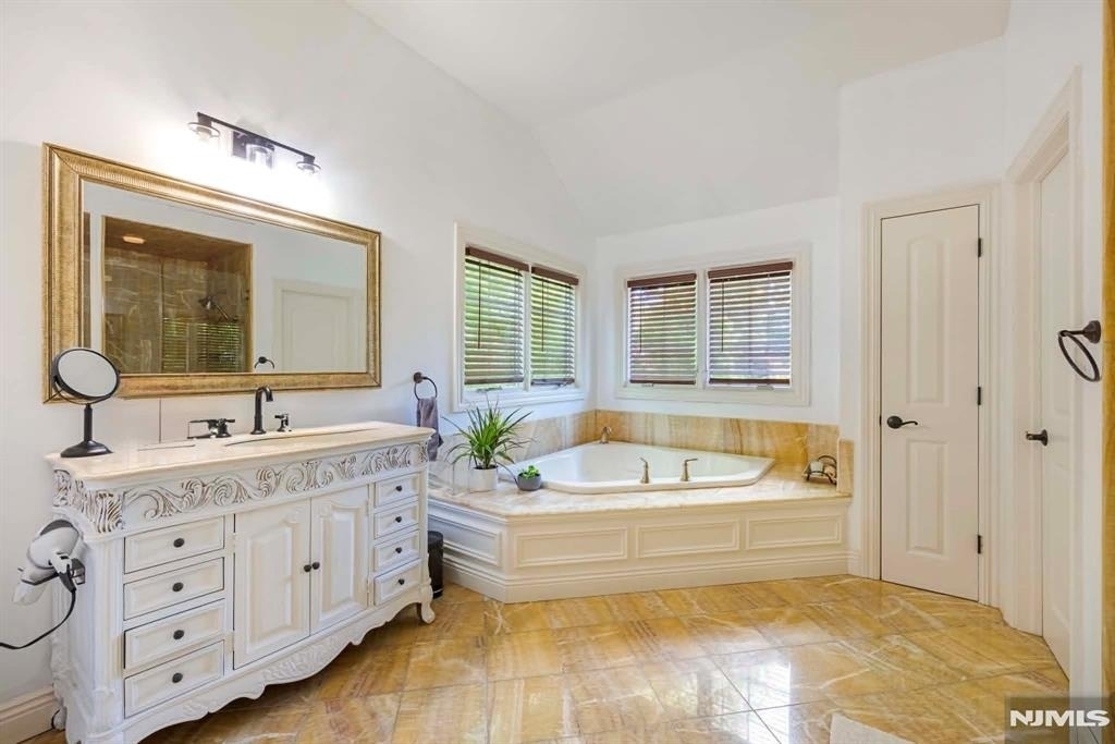 86 George - Photo 20