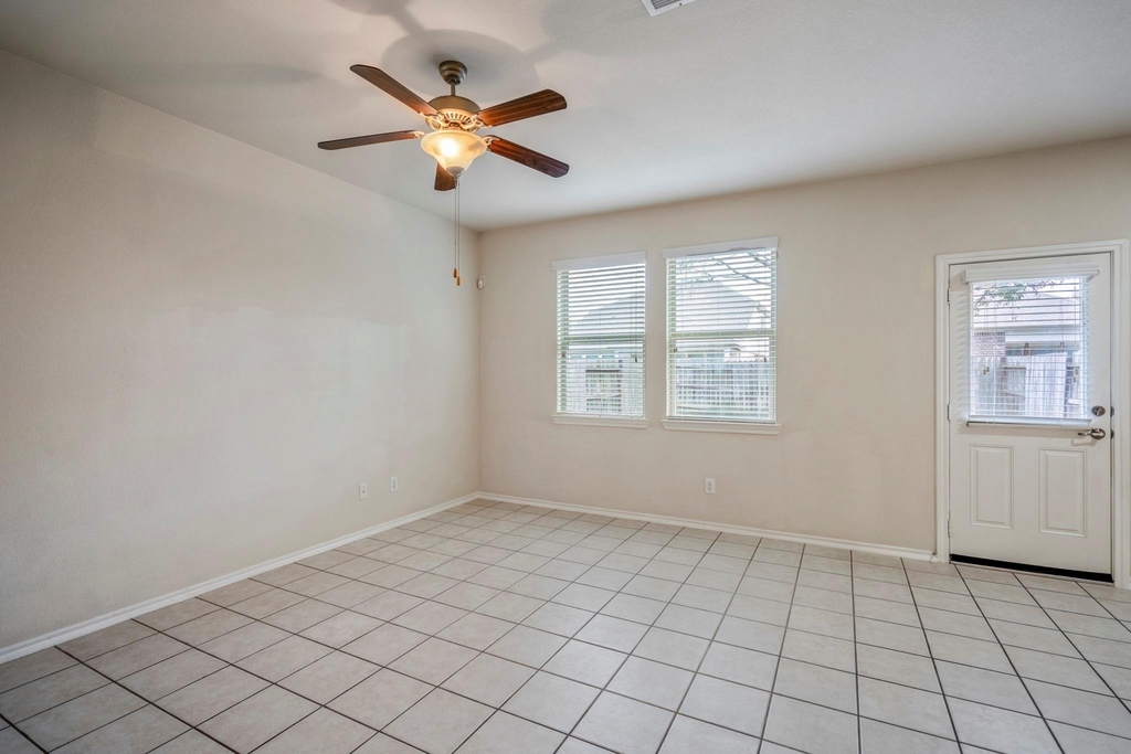 6419 Calgary Woods Lane - Photo 11