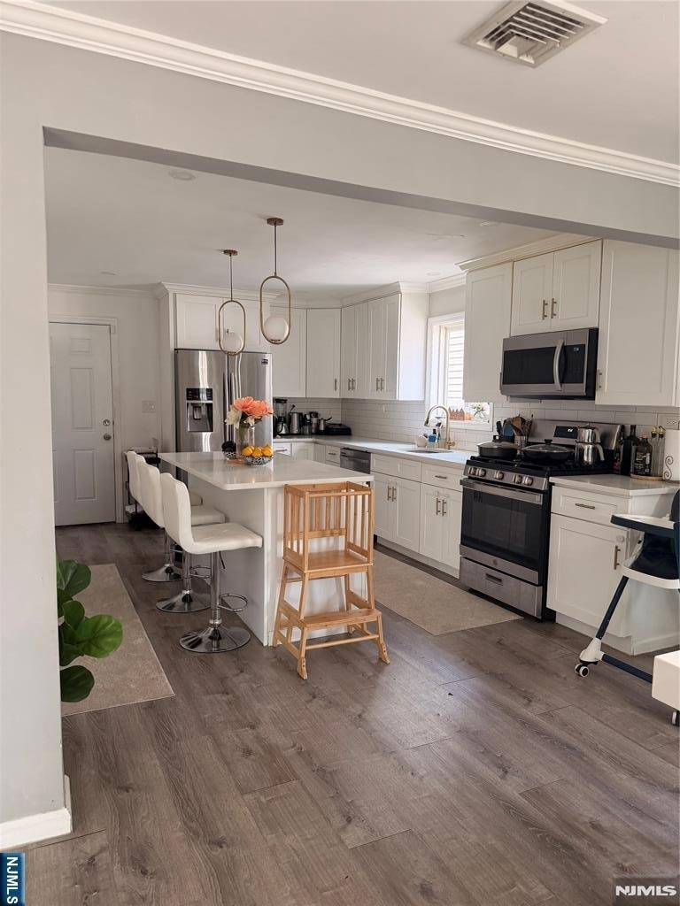 170 Manhattan - Photo 2