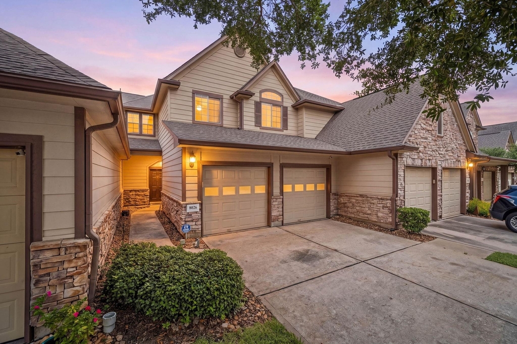 8026 Loyel Pointe Drive - Photo 0