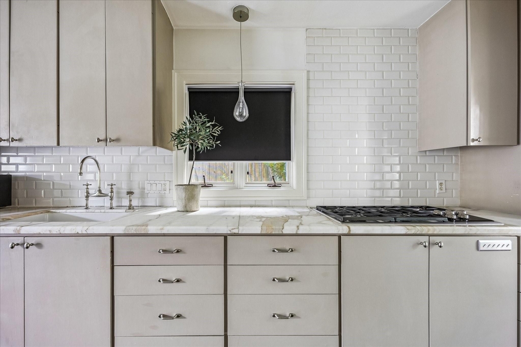 2121 Bolsover Street - Photo 16