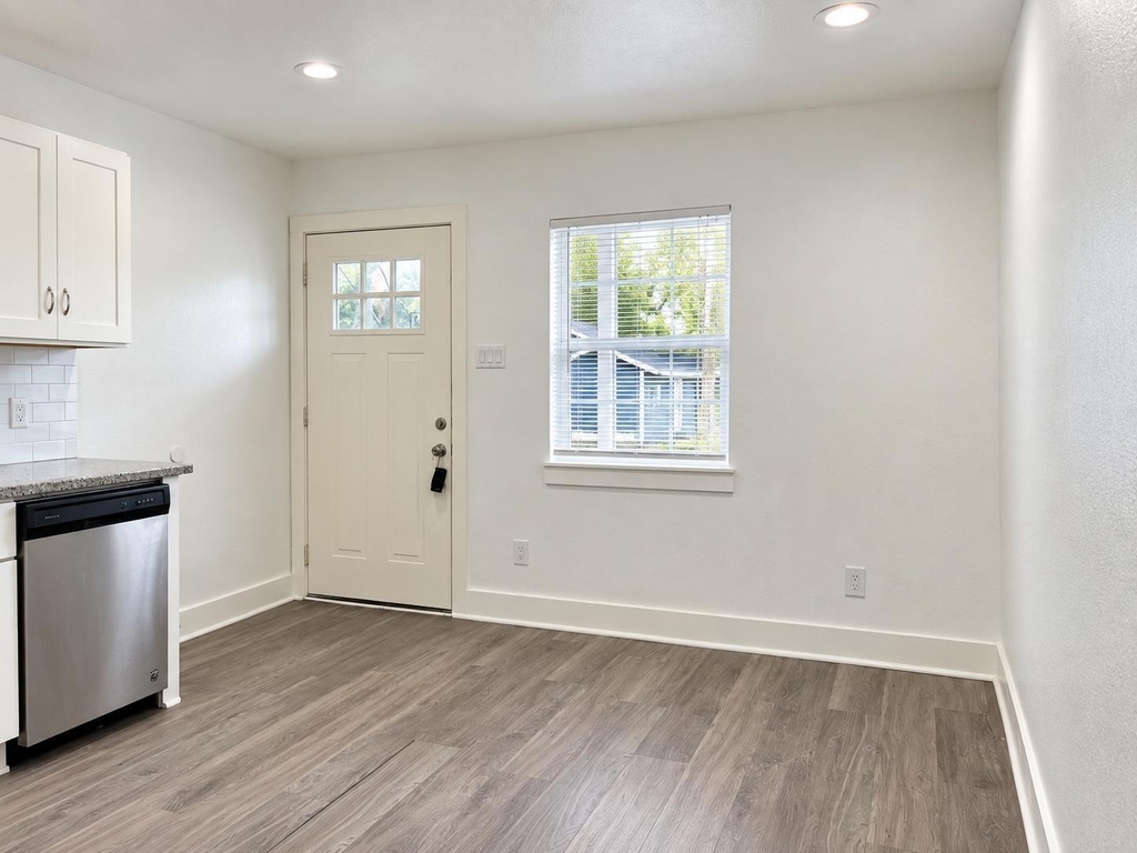 724 E 39th Street - Photo 10