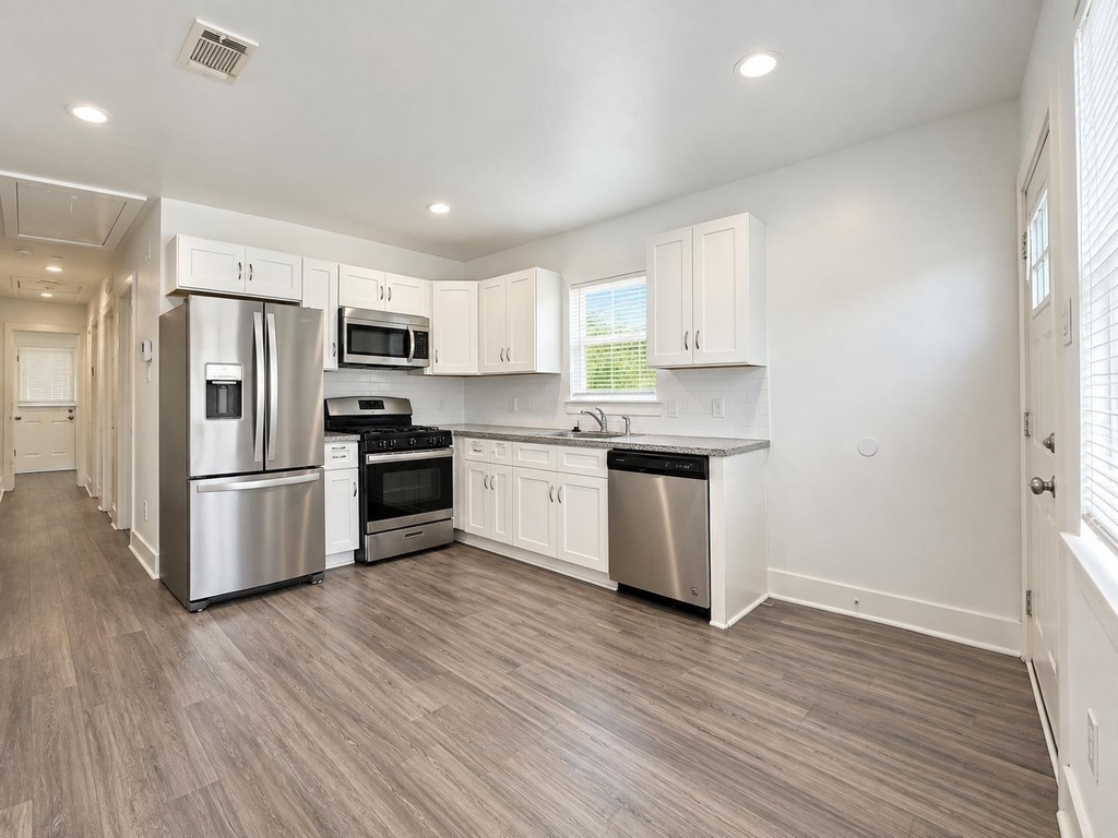 724 E 39th Street - Photo 4