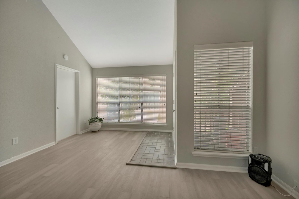 2100 Tanglewilde Street - Photo 4