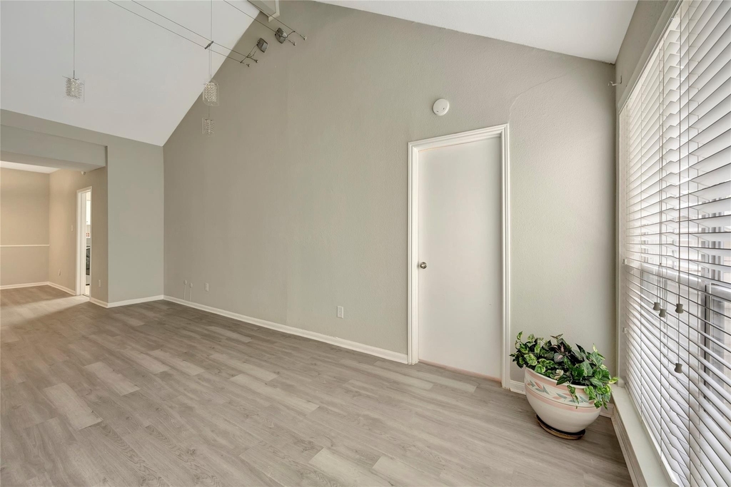 2100 Tanglewilde Street - Photo 18