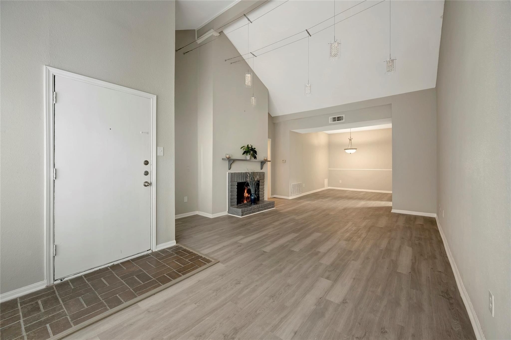2100 Tanglewilde Street - Photo 5