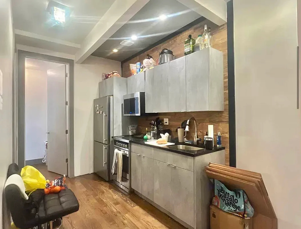376 Graham Avenue - Photo 7