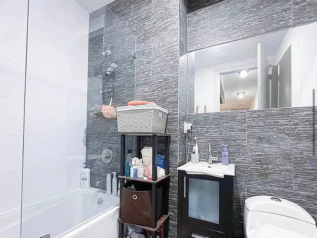 376 Graham Avenue - Photo 2