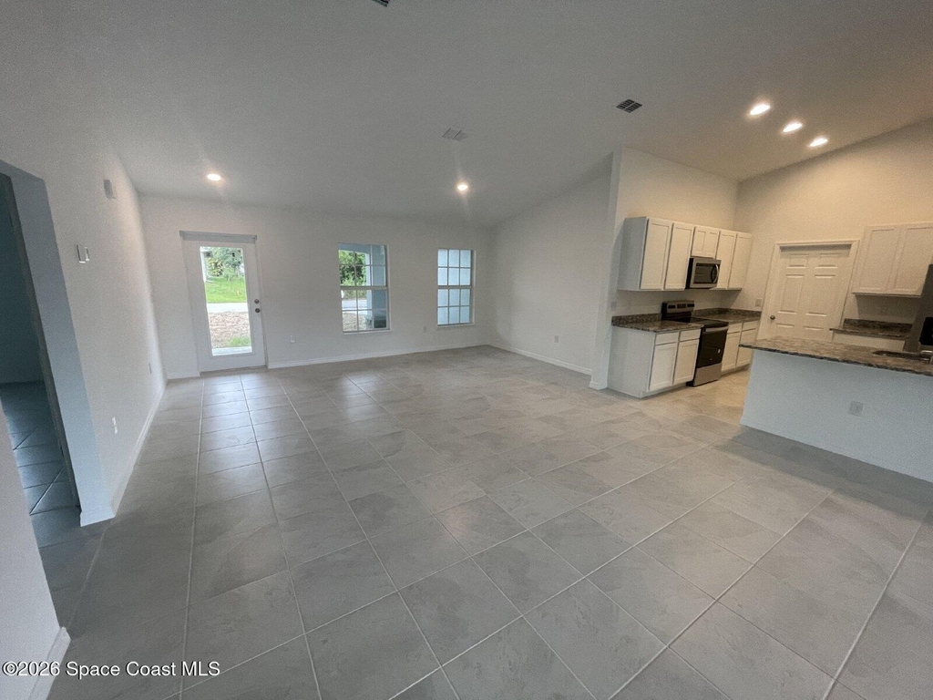 842 Buchanan Avenue Se - Photo 3