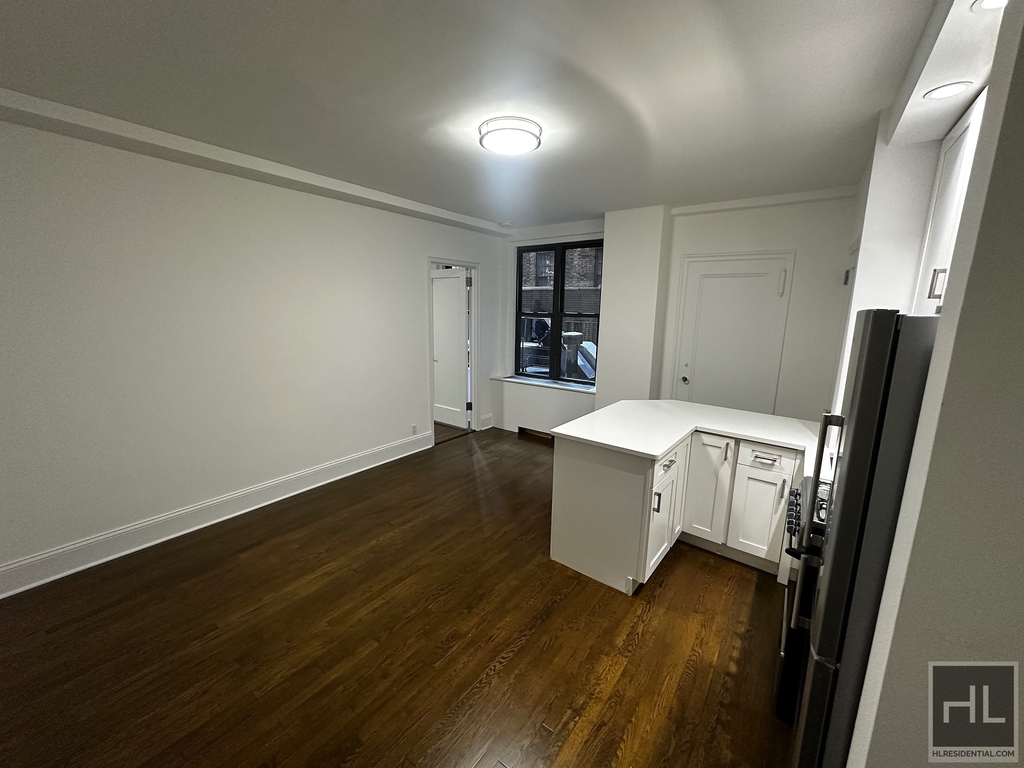 East 46 Street - Photo 1