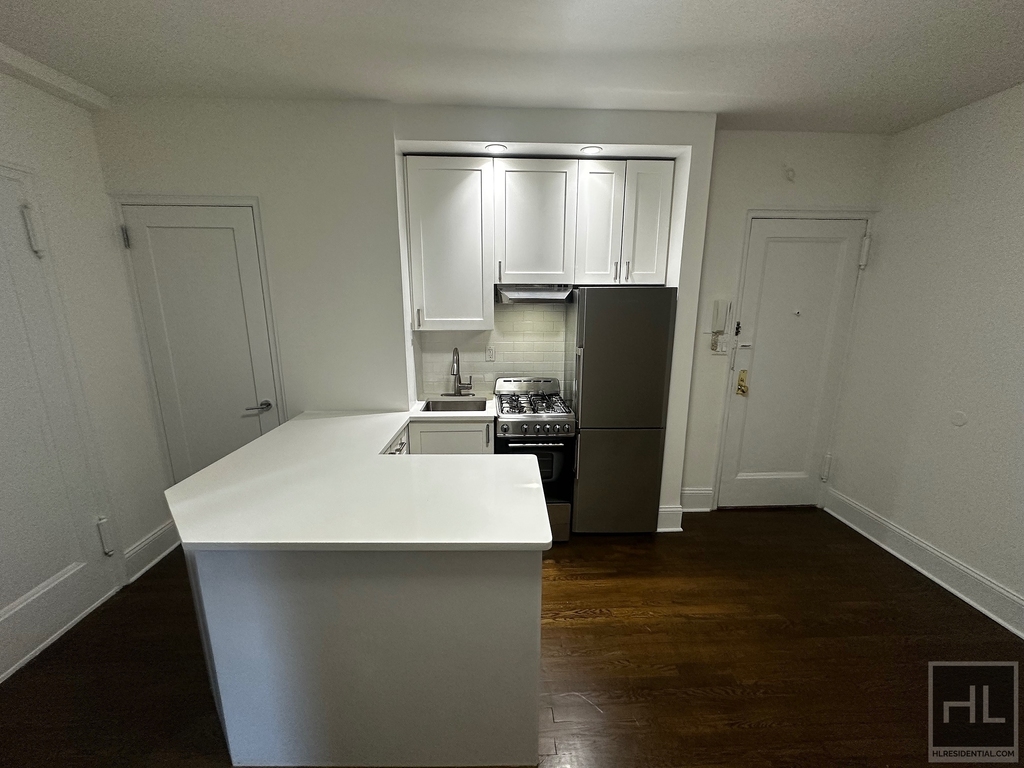 East 46 Street - Photo 2