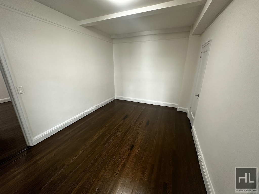 East 46 Street - Photo 0