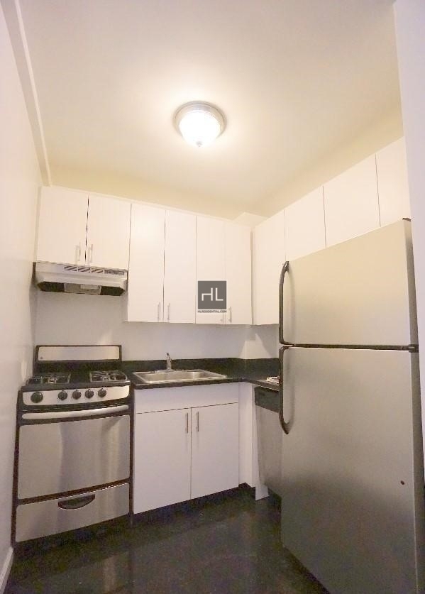 East 55 Street - Photo 2