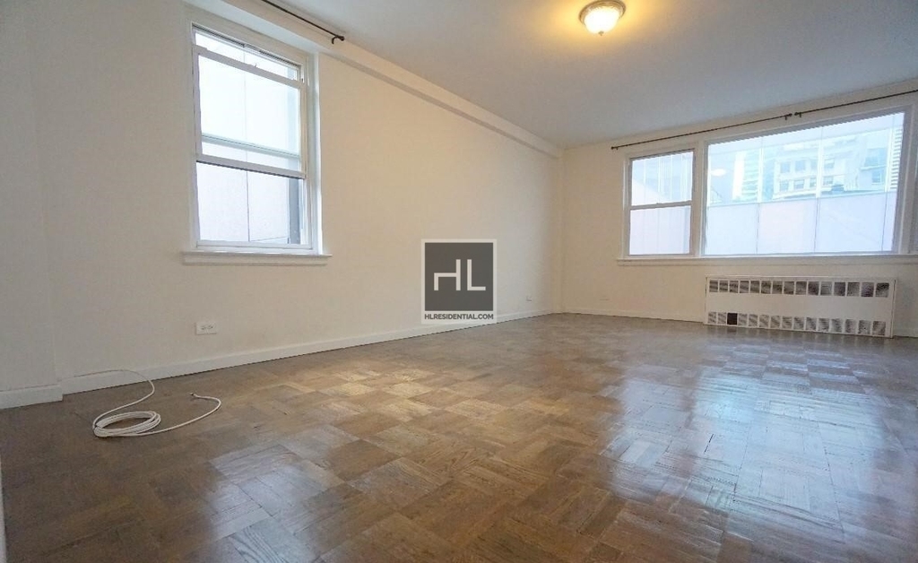 East 55 Street - Photo 0