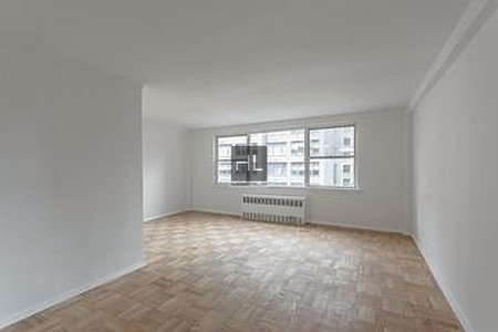 East 55 Street - Photo 1