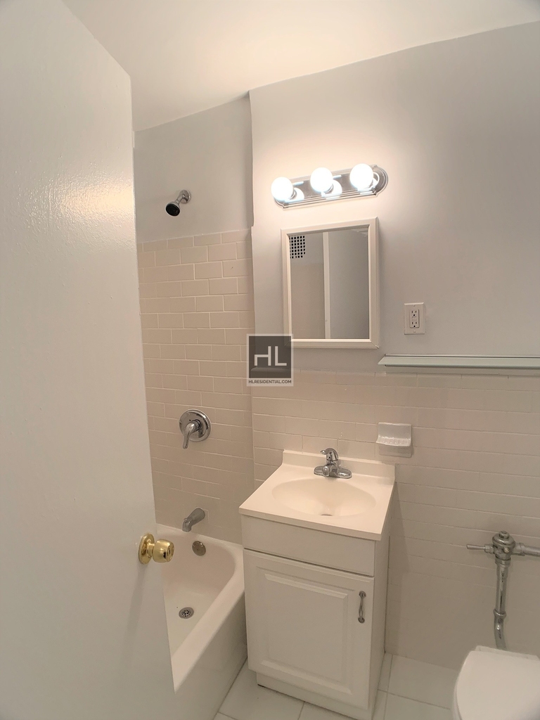 East 55 Street - Photo 3