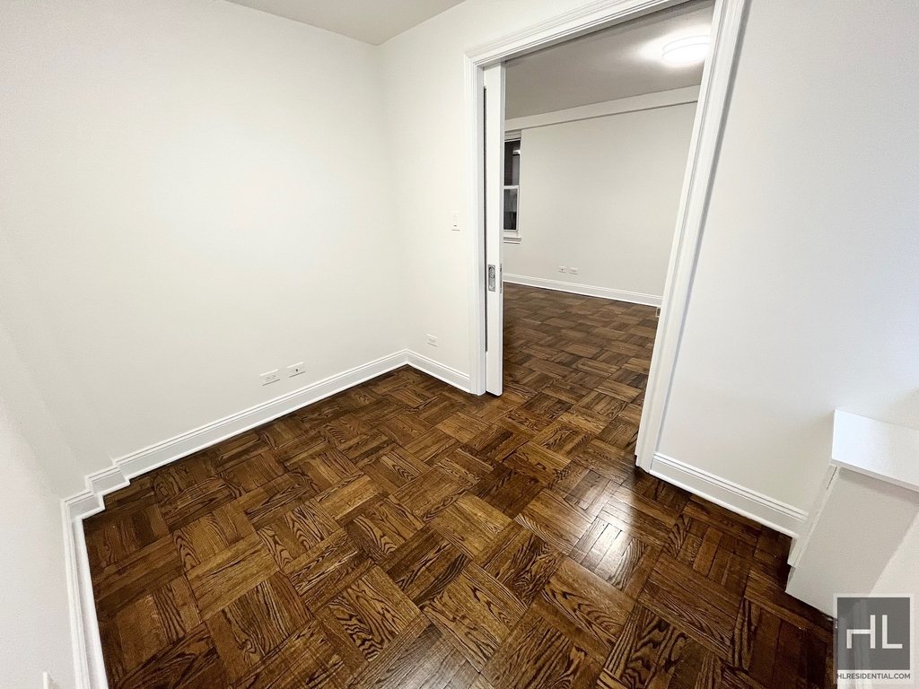 East 55 Street - Photo 1