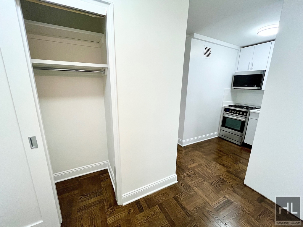 East 55 Street - Photo 2