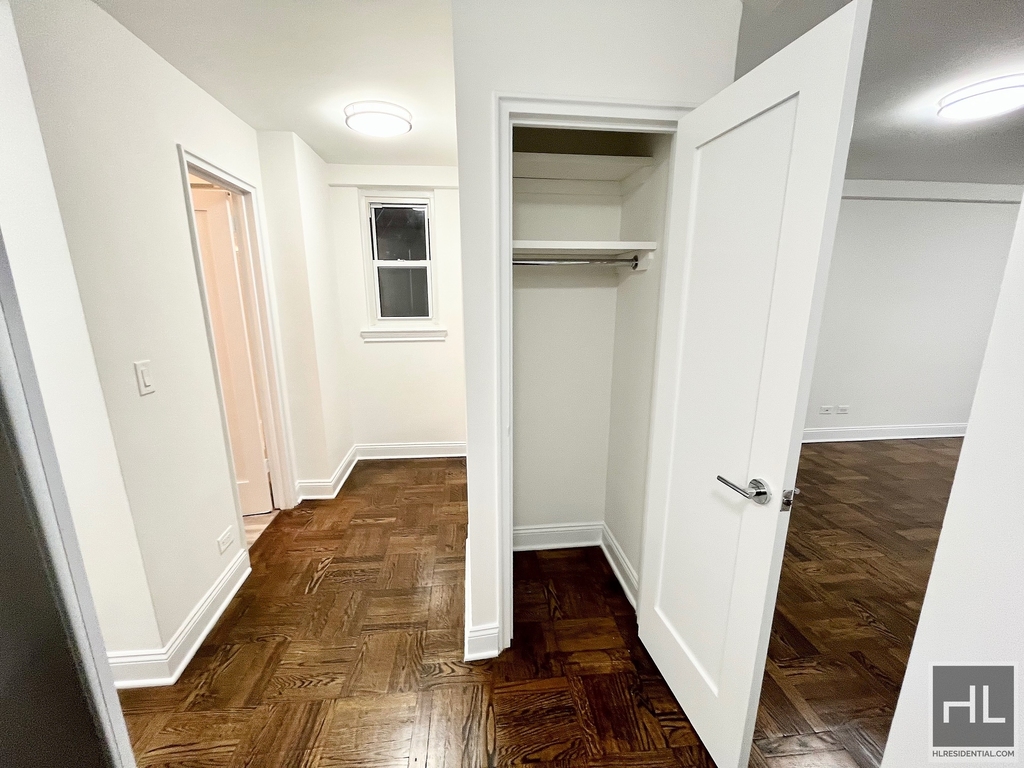 East 55 Street - Photo 4