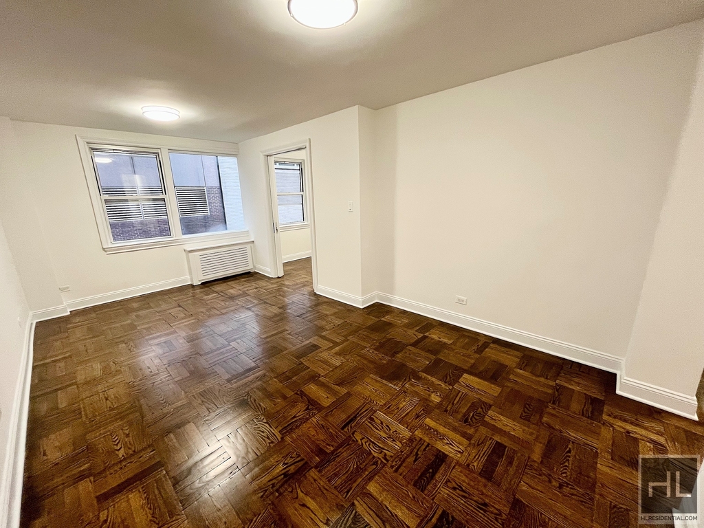 East 55 Street - Photo 0