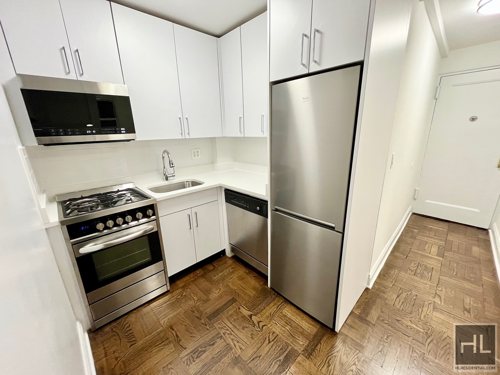 East 55 Street - Photo 3