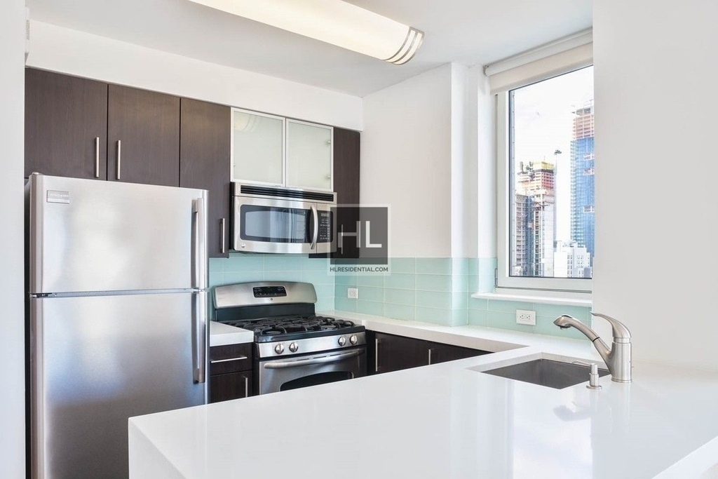 West 37th Street - Photo 2