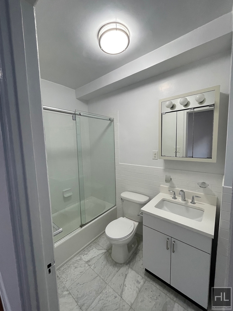 East 46 Street - Photo 8