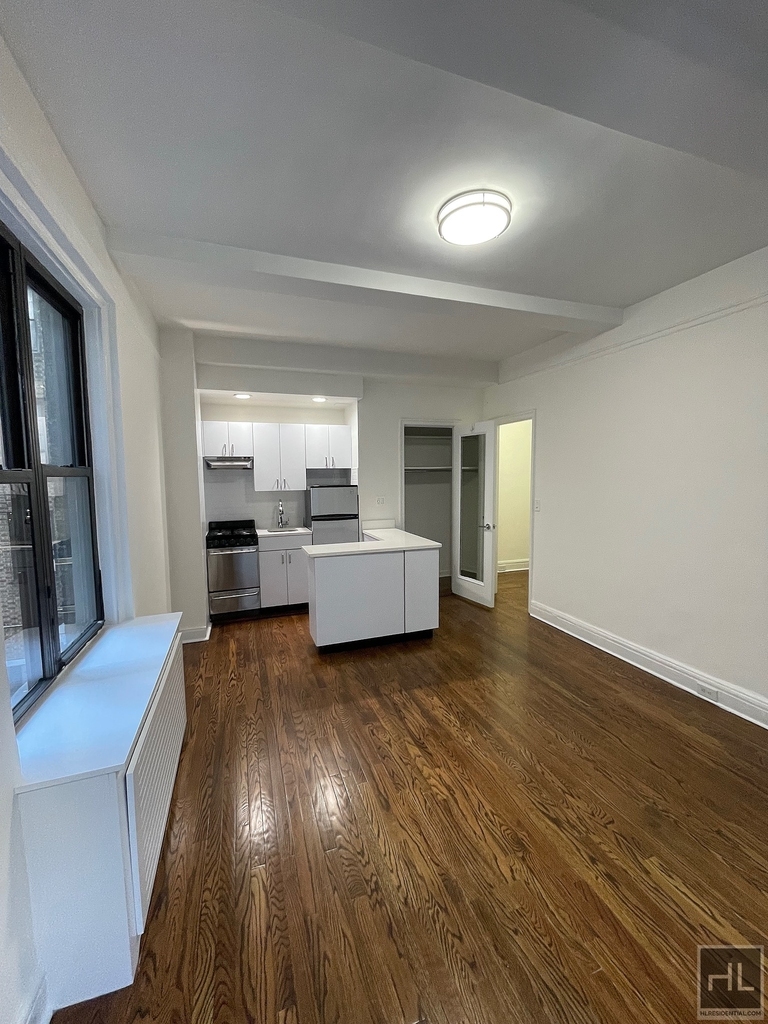 East 46 Street - Photo 3