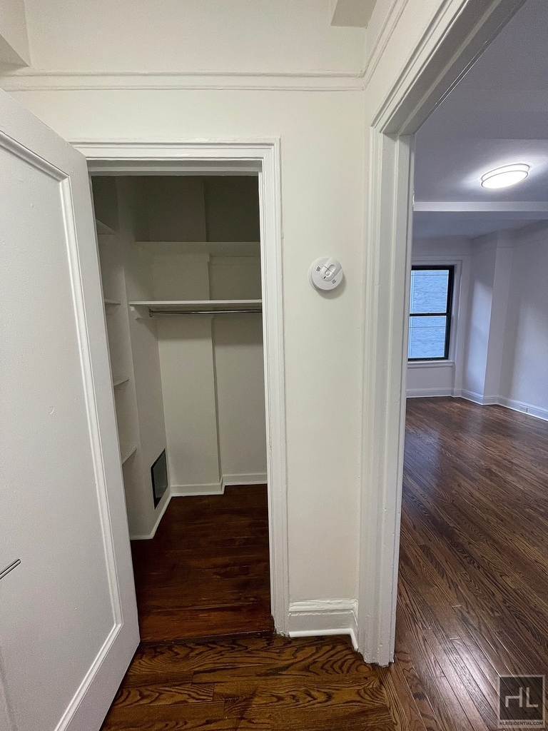 East 46 Street - Photo 5