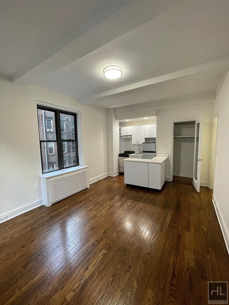 East 46 Street - Photo 1