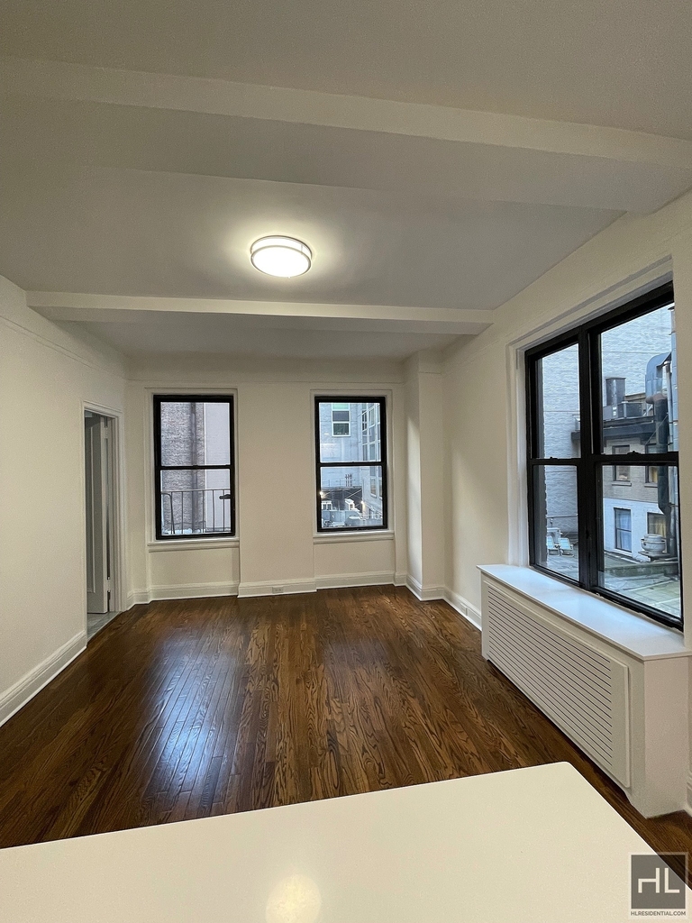 East 46 Street - Photo 0