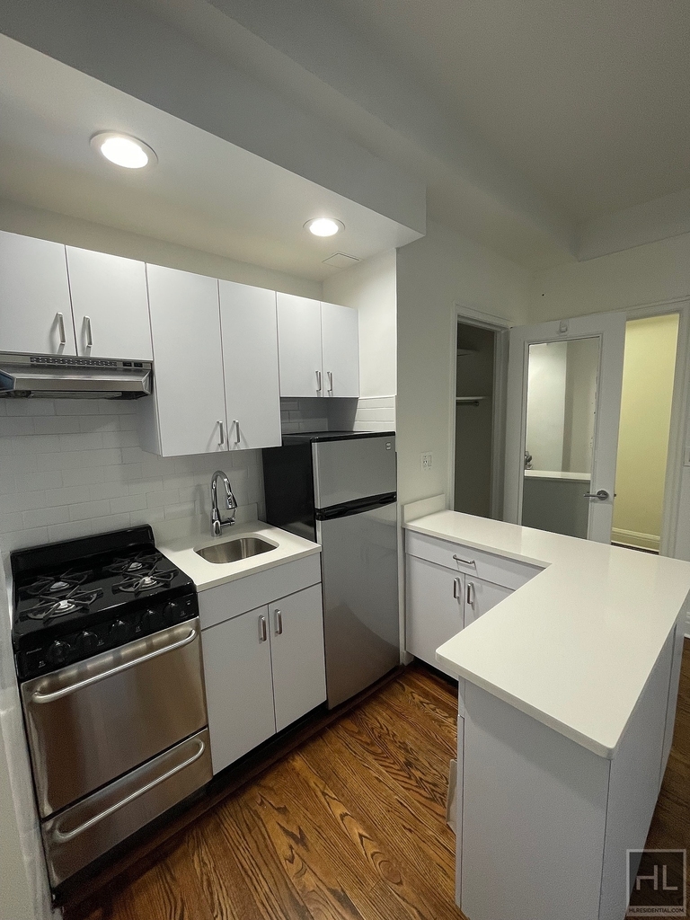 East 46 Street - Photo 4