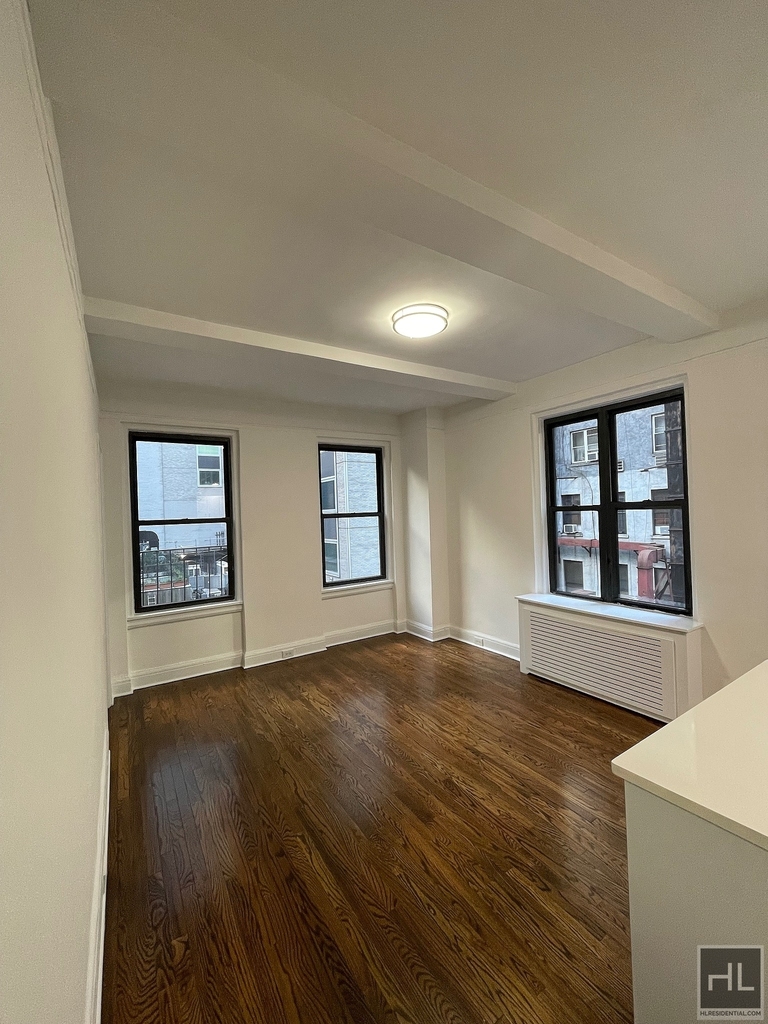 East 46 Street - Photo 2