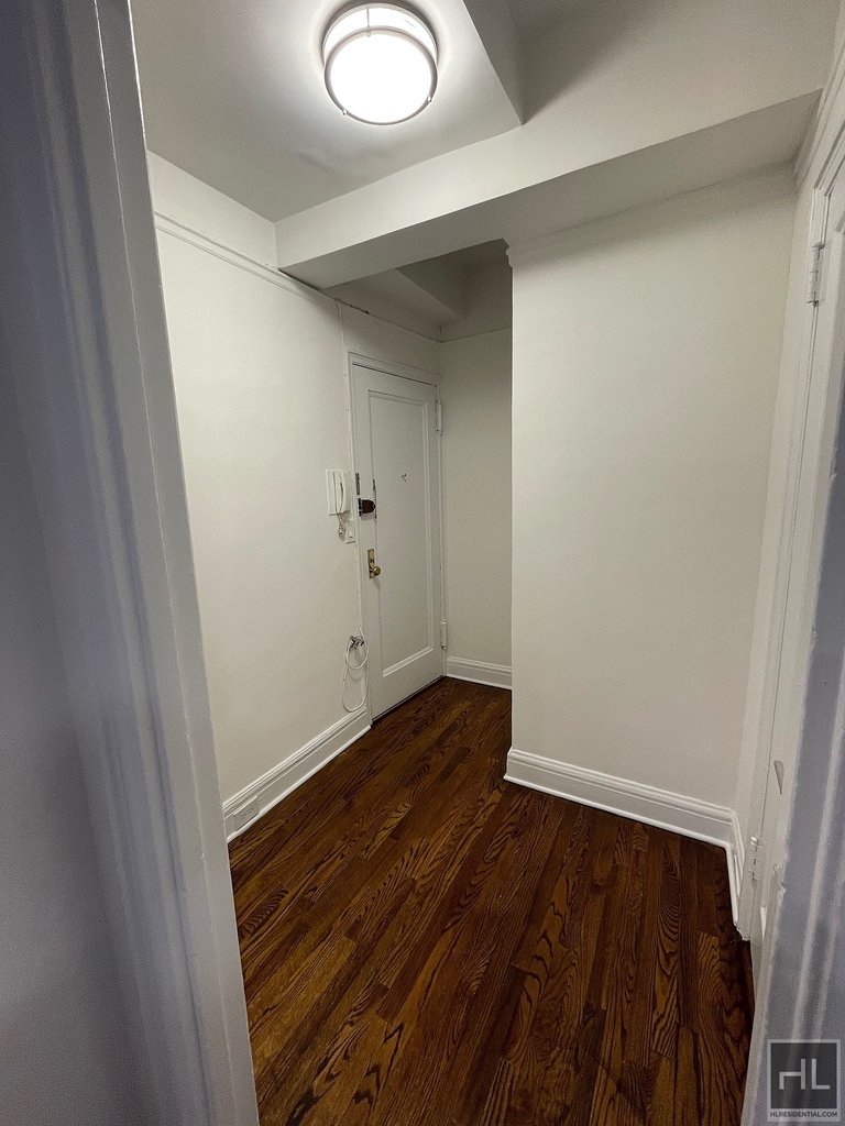 East 46 Street - Photo 7