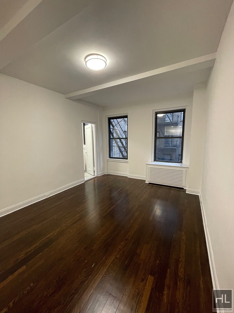 East 46 Street - Photo 0