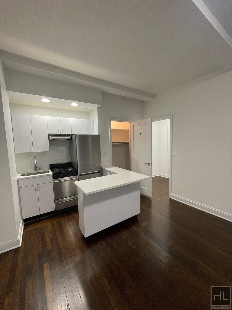 East 46 Street - Photo 5