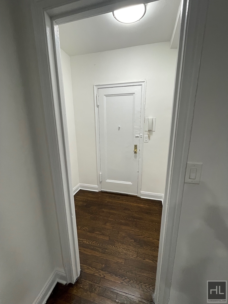 East 46 Street - Photo 8