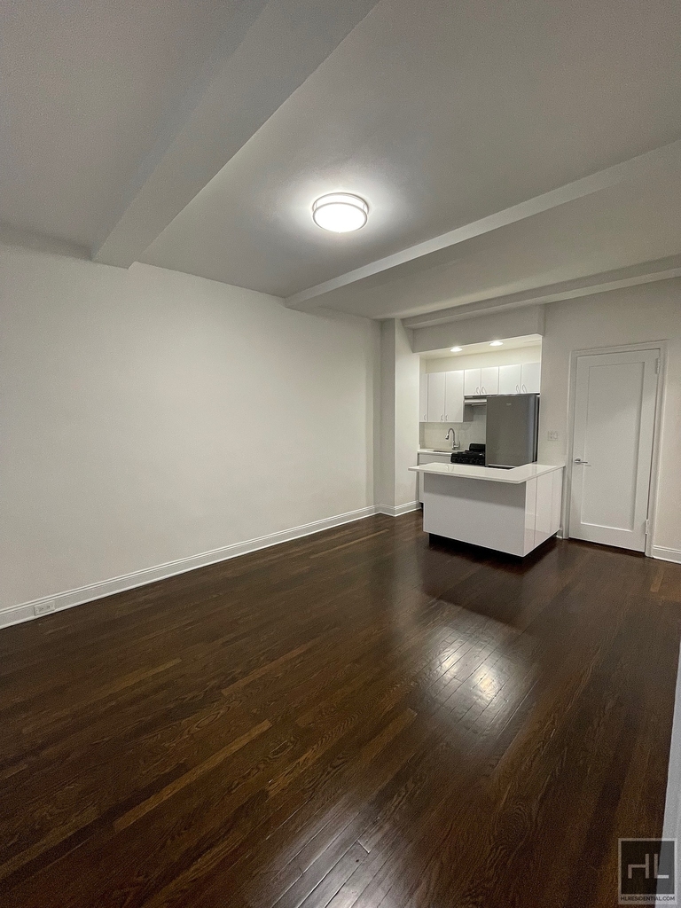 East 46 Street - Photo 2