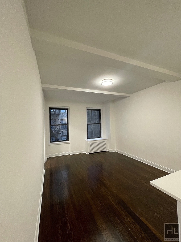 East 46 Street - Photo 1