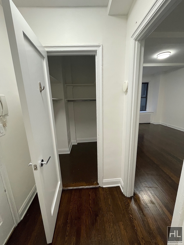 East 46 Street - Photo 7