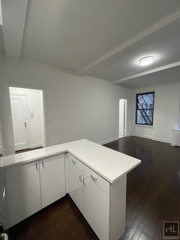 East 46 Street - Photo 3