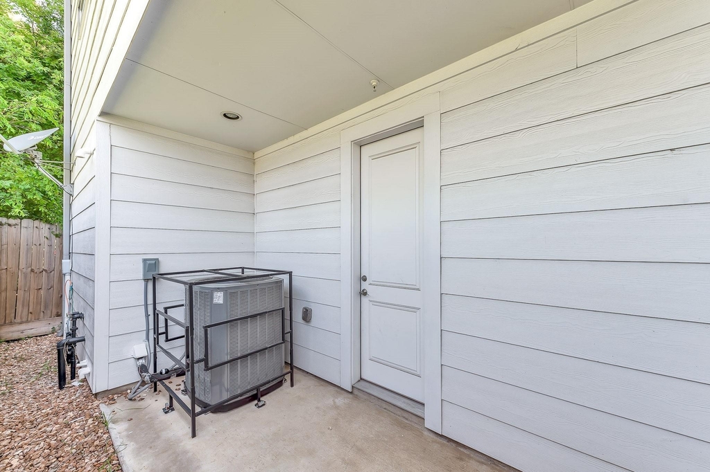 2416 Emancipation Ave - Photo 4