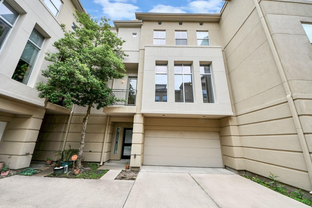 1112 Columbus Street - Photo 2