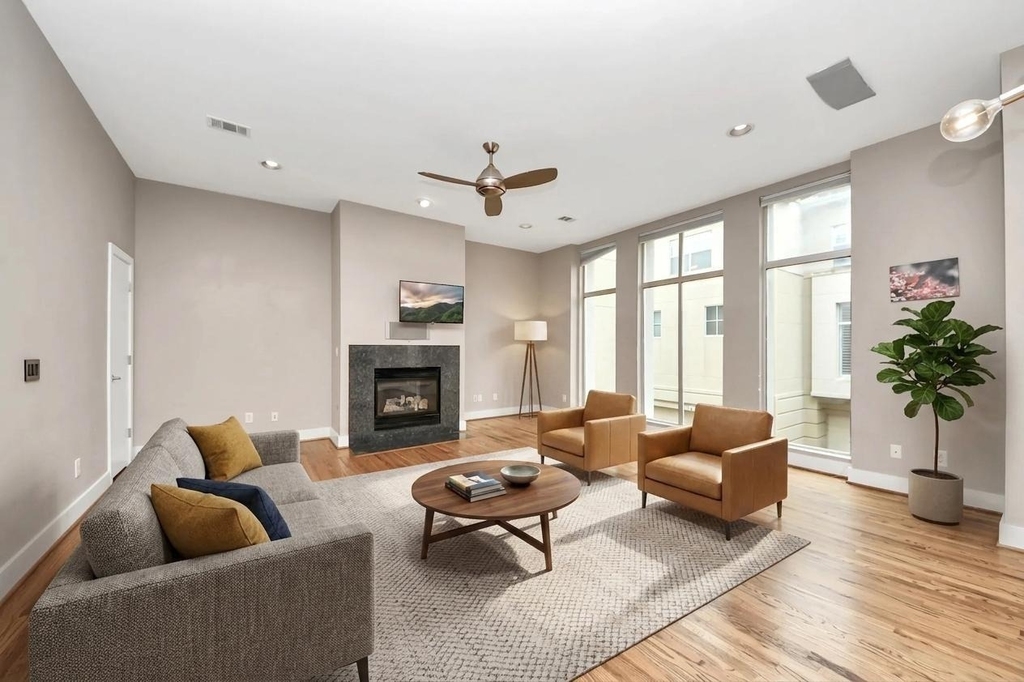 1112 Columbus Street - Photo 0
