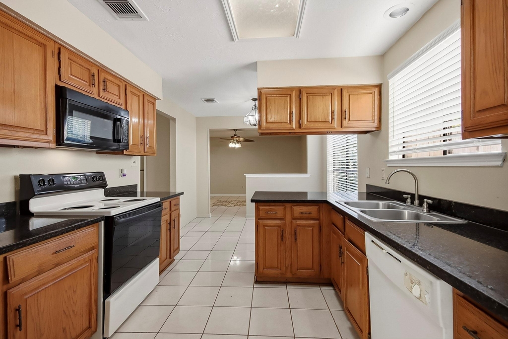 8807 Lakeside Forest Drive - Photo 6