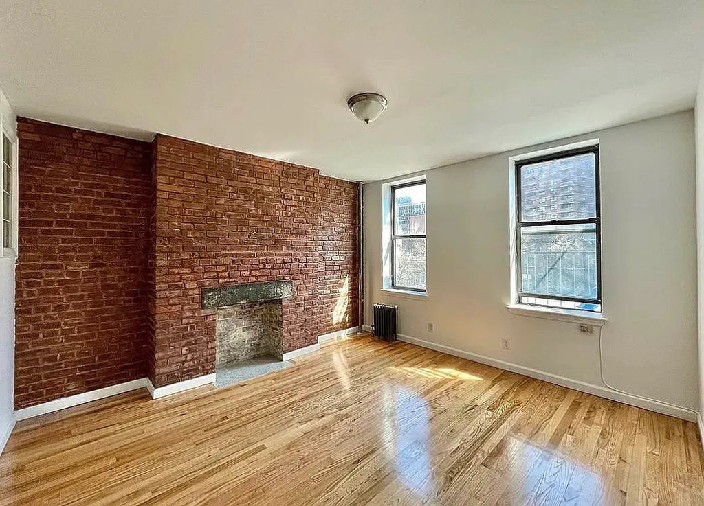 29 Essex Street - Photo 1