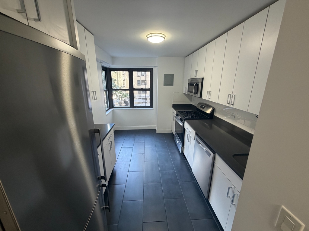East 89th Street - Photo 6