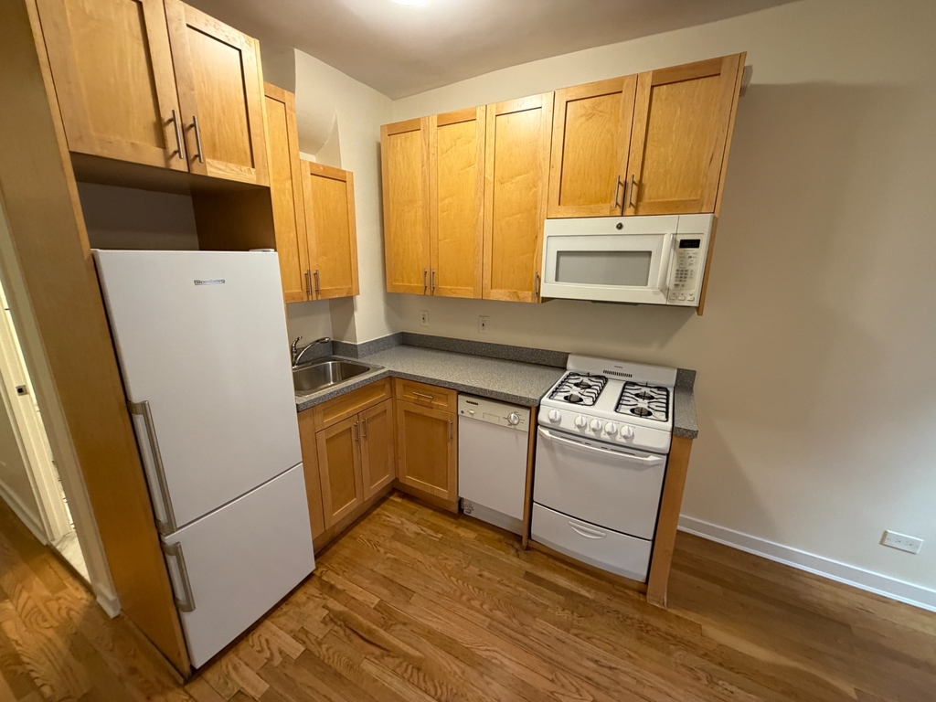 East 89th Street - Photo 4