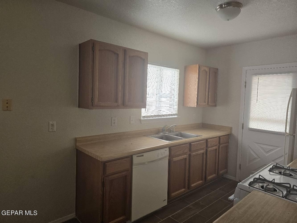 11646 Edward James Avenue - Photo 6