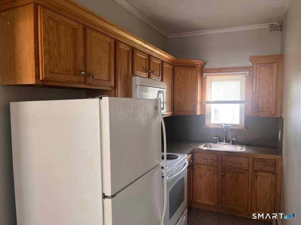 96 Burritt Street - Photo 2